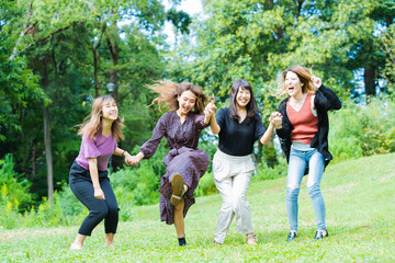 Obraz premium ジャンプする女性たち