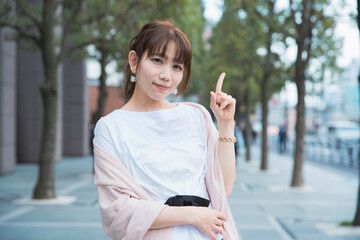 ひらめきのポーズをする女性