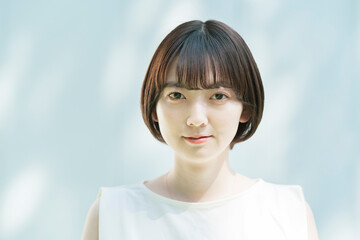 Fototapeta premium 屋外での女性ポートレート