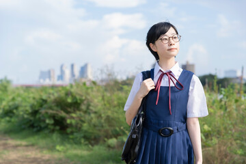真顔の女子高生