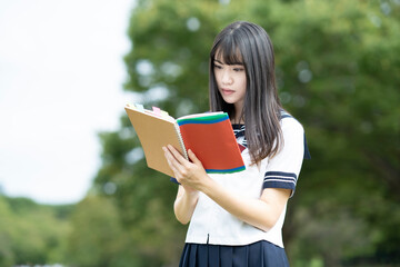 Obraz premium 勉強する女子高生