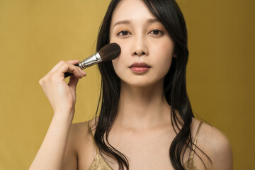 Obraz premium 艶感のあるメイクする女性