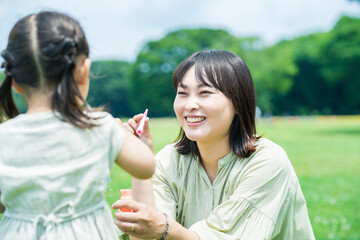 Fototapeta premium シャボン玉で遊ぶ親子