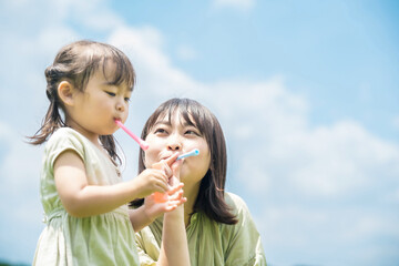 Fototapeta premium シャボン玉で遊ぶ親子