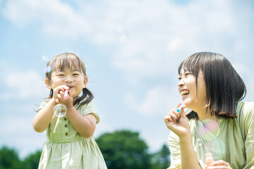シャボン玉で遊ぶ親子