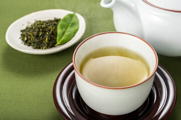 緑茶と茶葉　緑バック