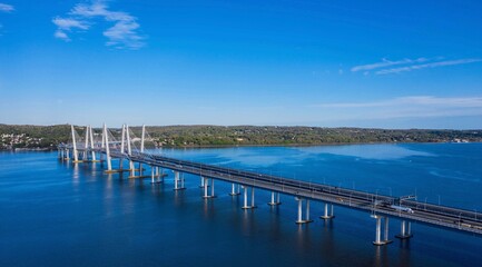 Obraz premium Blue sky bridge 