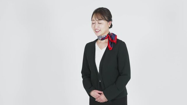 頭を下げるスーツ姿の女性