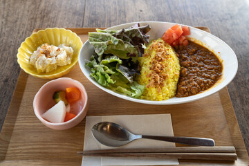 古民家カフェでドライカレーランチ