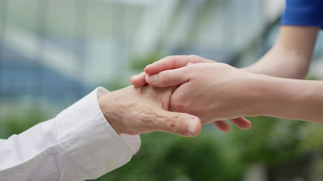 高齢者に手を差し伸べる介護士の手元