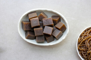Konjac yam cake mixed with seaweed