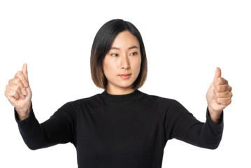 Businesswoman png mockup holding virtual screen