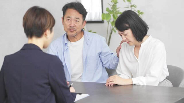 熟年夫婦と保険外交員　ビジネスイメージ	
