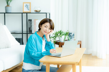 自宅でノートパソコンを操作する女性