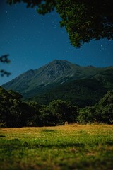 Obraz premium Mountain landscape under starry night sky 