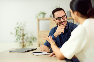 Obraz premium Professional Discussion Between Two Colleagues in a Modern Office Setting