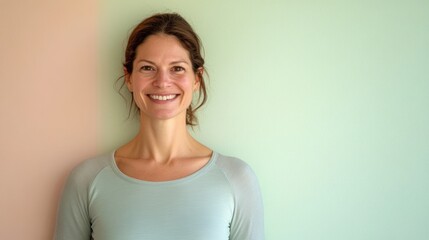 Obraz premium A woman standing in front of a green wall, perfect for lifestyle or commercial use