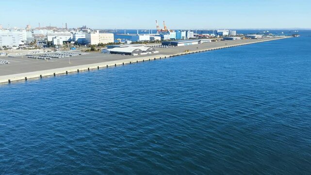 横浜ベイブリッジから望む、大黒埠頭周辺の都市景観
