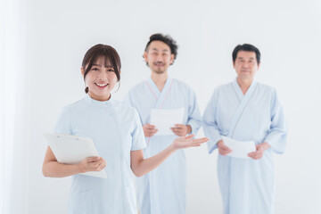 看護師と人間ドックを受ける男性患者