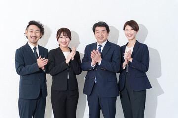 拍手する笑顔のビジネスマン複数人