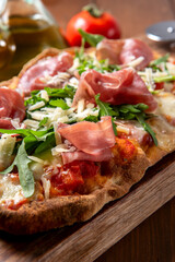 Pinsa romana con prosciutto crudo, rucola e parmigiano, cibo italiano 
