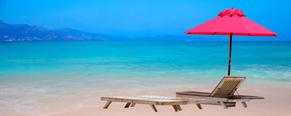 Liegestuhl und roter Sonnenschirm am Strand, Insel Mallorca, Spanien, Europa, Panorama 