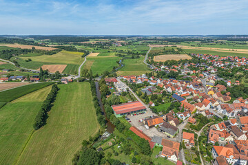 Die kleine mittelfränkische Stadt Leutershausen bei Ansbach im Luftbild