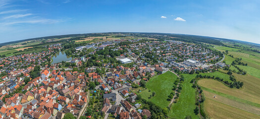 Blick auf Leutershausen am Oberlauf der Altmühl in Mittelfranken