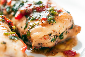 Deliziosi filetti di baccalà alla mediterranea, cibo italiano 