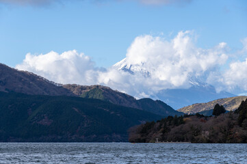 晩秋の芦ノ湖の景色