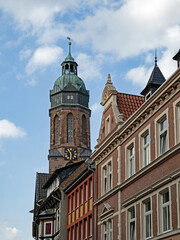 Fototapeta premium Außenansicht der Jacobikirche und Fassaden historischer Häuser in Einbeck, Deutschland