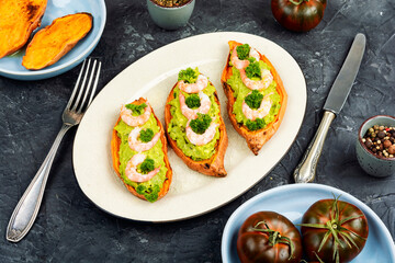 Grilled and stuffed sweet potatoes with prawns.