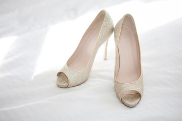 Naklejka premium wedding shoes on a bed
