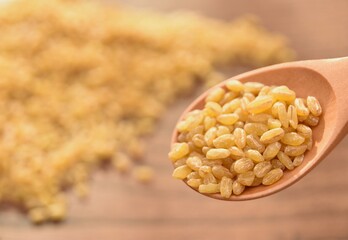 木製スプーンにのせたブルグル