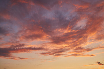 Obraz premium Vibrant Sunset Clouds in a Colorful Evening Sky