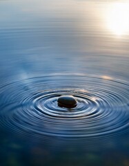 静かな池の水面に小石が落ちた瞬間、同心円状の波紋が広がるテクスチャ