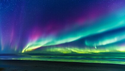 夜空に広がる幻想的なオーロラの光の帯