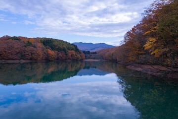 Obraz premium 紅葉した山と湖