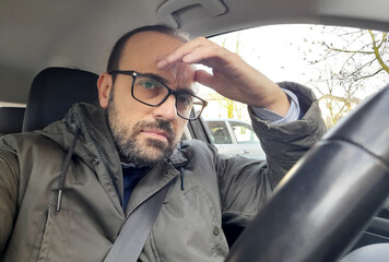 Autista alla guida di un'automobile per le strade della città e della campagna