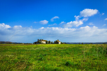 Obraz premium Old farm house on the plains with blue skies. Fields on the old farmland of Cardiga - Ribatejo - Portugal