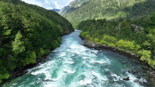Vuelo de drone Rafting r&iacute;o Futaleuf&uacute;, Chile, Patagonia