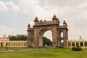 Obraz premium Mysore, Karnataka, India - APRIL 19, 2019: Mysuru palace Beautiful decoated interior ceiling and pillars of the Ambavilasa Hall, inside the royal Mysore Palace. and dasara elephants, Temples