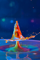 Ein Farbige Schirmbildung in folge eine Tropfenaufpralls