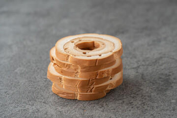 グレーの背景に車麩