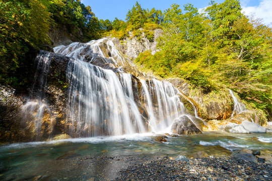 紅葉の白山白川郷ホワイトロード・姥ヶ滝