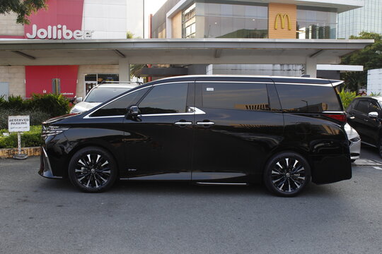Toyota alphard at Neo classic car show in Muntinlupa, Philippines