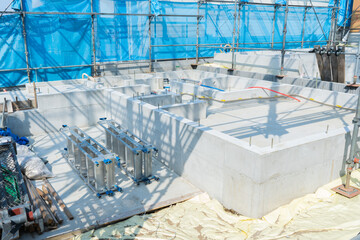 新築住宅のベタ基礎工事と脚立・工事の足場・メッシュシート設置