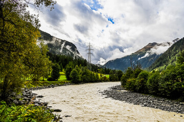 Susch, Inn, Fluss, Dorf, Engadin, Unterengadin, Alpen, Flüelapass, Passstrasse, Bergstrasse, Wanderweg, via Engiadina, Herbst, Inntal, Hochwasser, Herbstfarben, Herbstwanderung, Graubünden, Schweiz