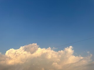 맑은 하늘과 구름