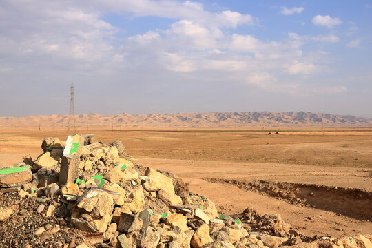 View to the Hamrin mountain range from the street between Tikrit and Mosul near the Tigris River, Iraq